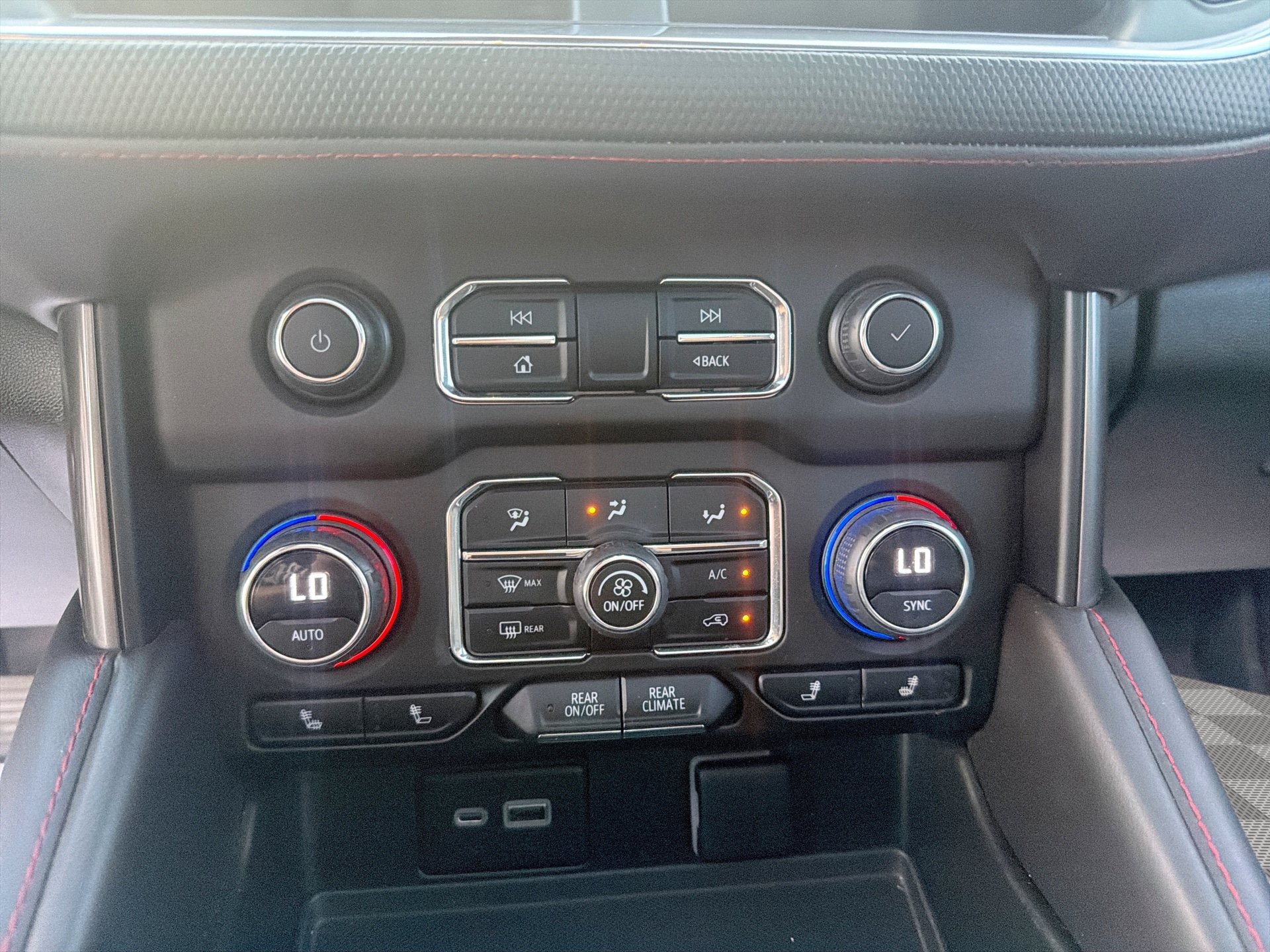 Used 2023 Chevrolet Suburban RST AWD/4WD image 17