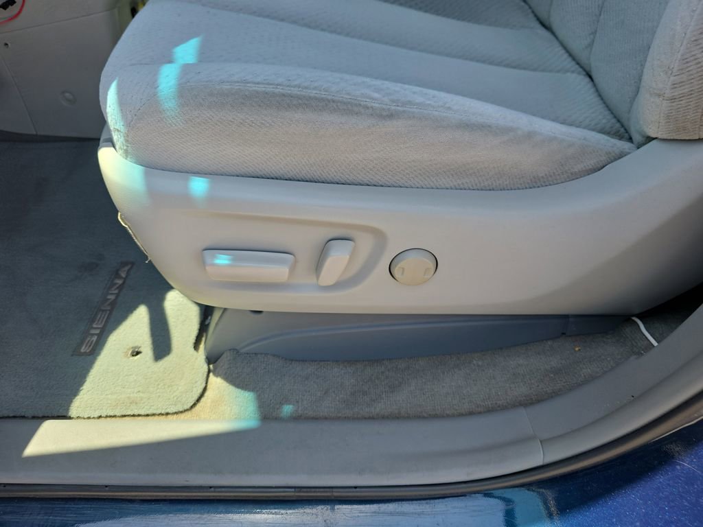 Used 2012 Toyota Sienna LE FWD image 13