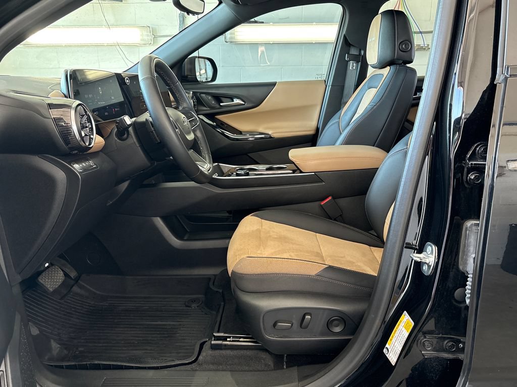 Used 2025 Chevrolet Equinox ACTIV w/ Safety and Technology Package AWD/4WD image 13
