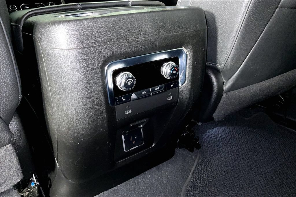 Used 2022 GMC Yukon XL Denali AWD/4WD image 30