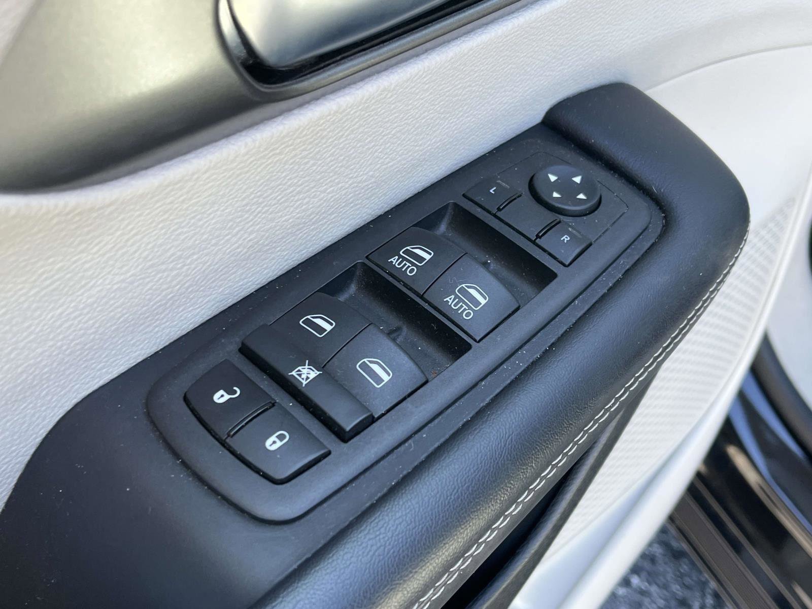Certified 2023 Chrysler Pacifica Touring-L image 9