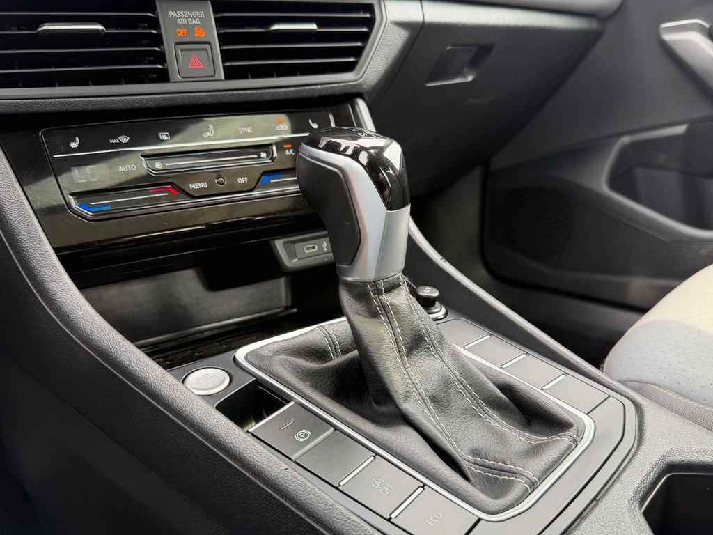 Used 2025 Volkswagen Jetta SE FWD image 52
