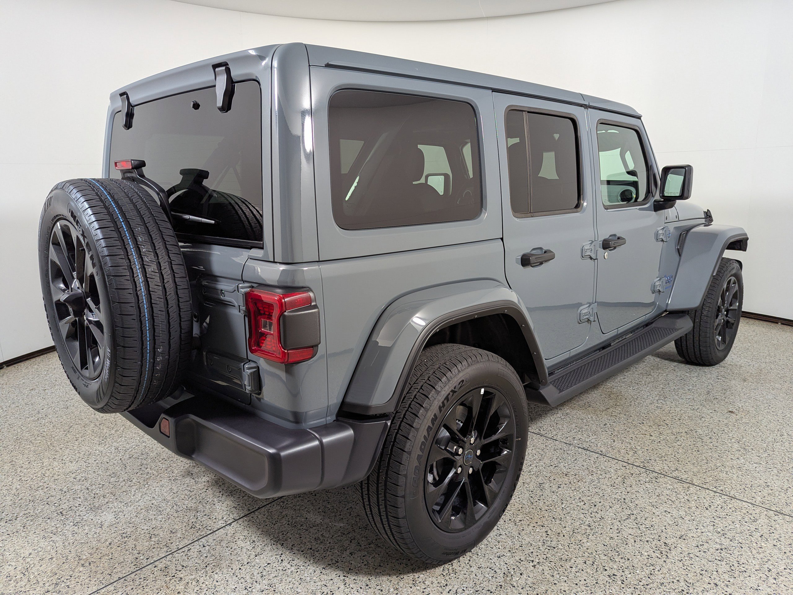Used 2025 Jeep Wrangler Sahara AWD/4WD image 7
