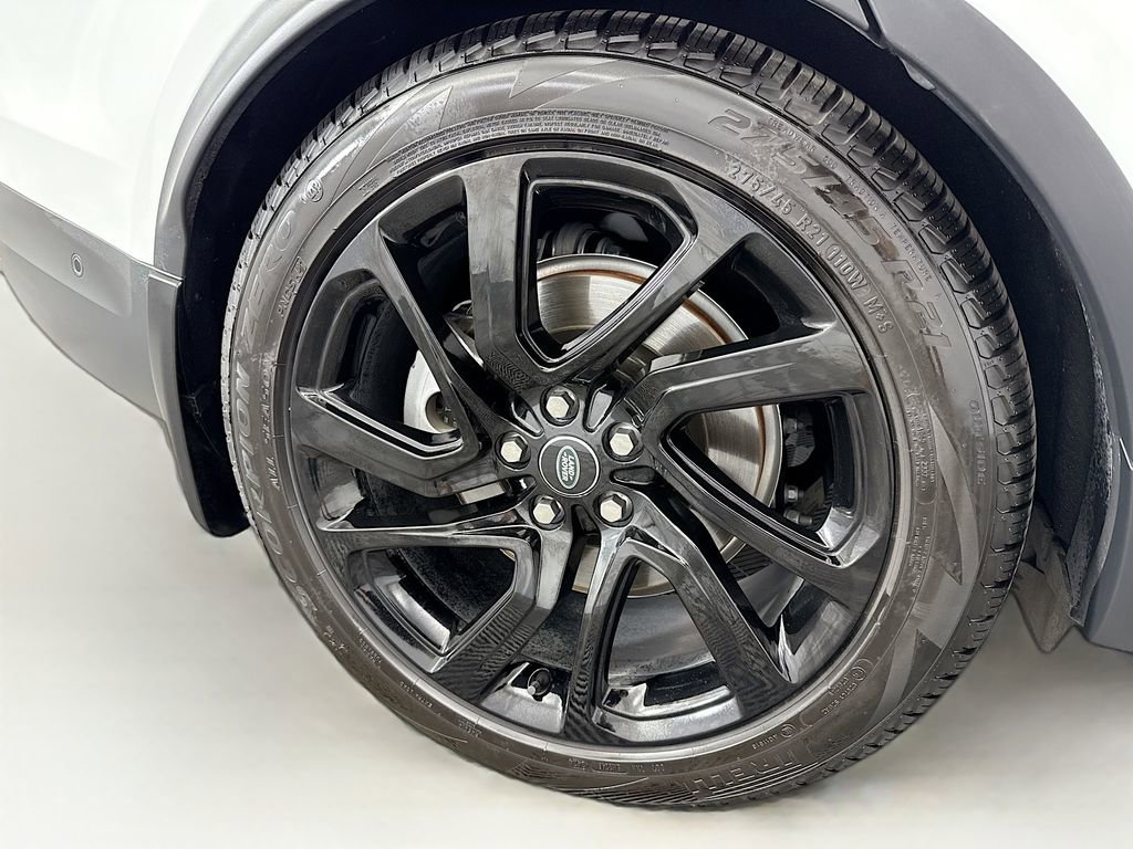 Certified 2025 Land Rover Discovery S image 32