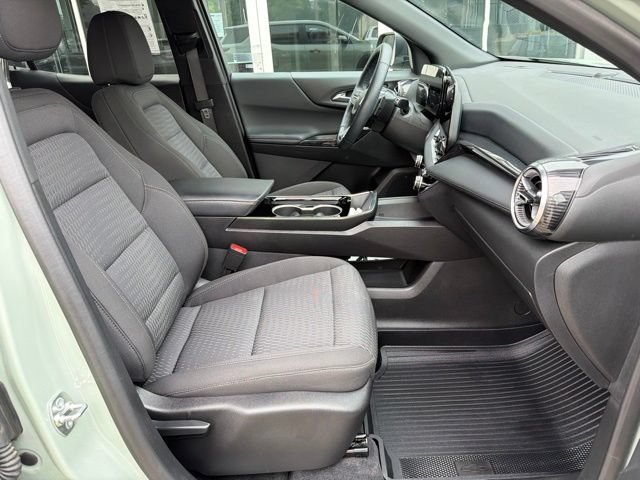 Used 2025 Chevrolet Equinox LT w/ Safety and Technology Package FWD image 17