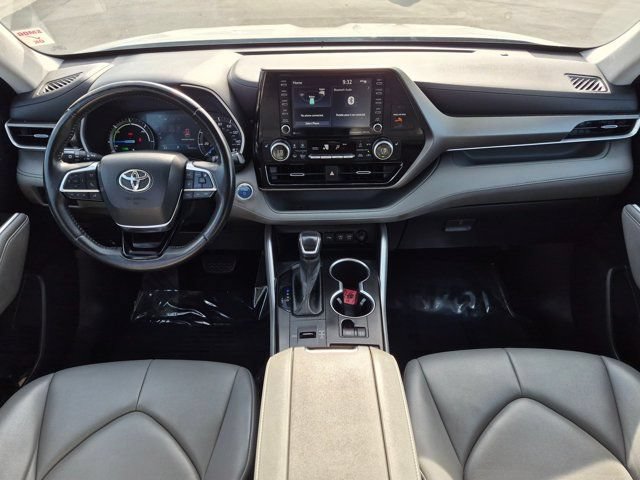 Used 2021 Toyota Highlander XLE AWD/4WD image 17