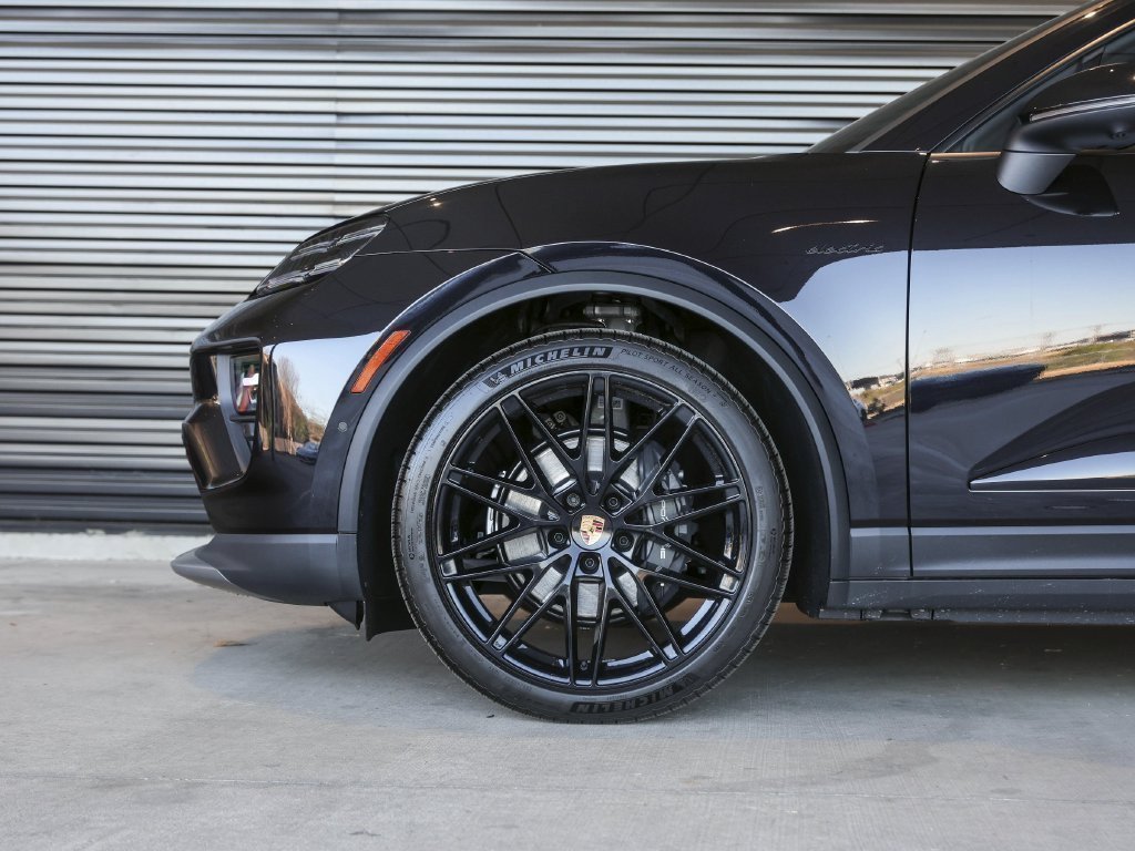 Certified 2026 Porsche Macan Electric RWD image 13