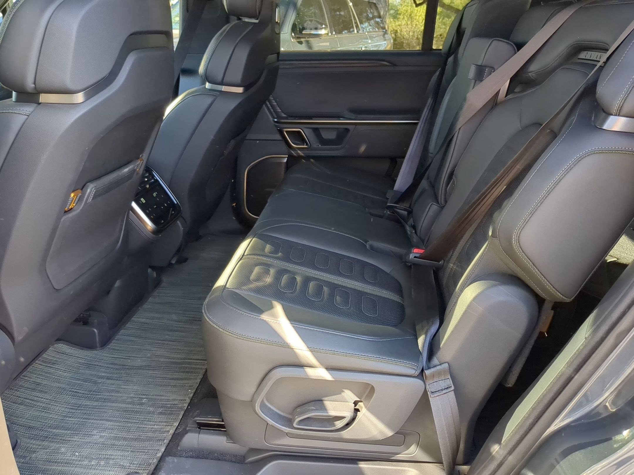 Used 2022 Rivian R1S Launch Edition image 21