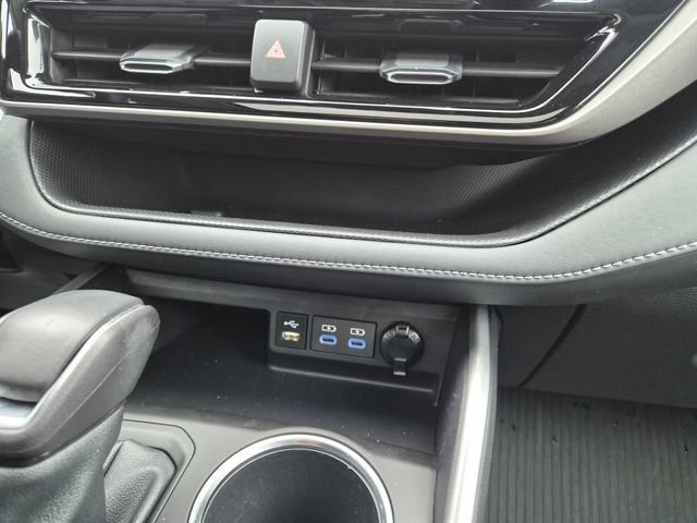 Used 2022 Toyota Highlander XLE AWD/4WD image 27