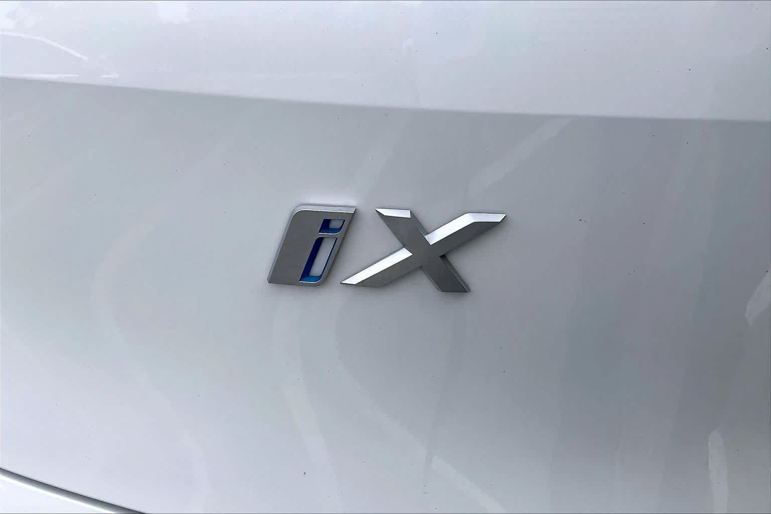 Used 2024 BMW iX xDrive50 w/ Premium Package AWD/4WD image 9