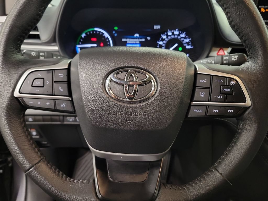 Used 2025 Toyota Sienna XLE w/ XLE Plus Package FWD image 17