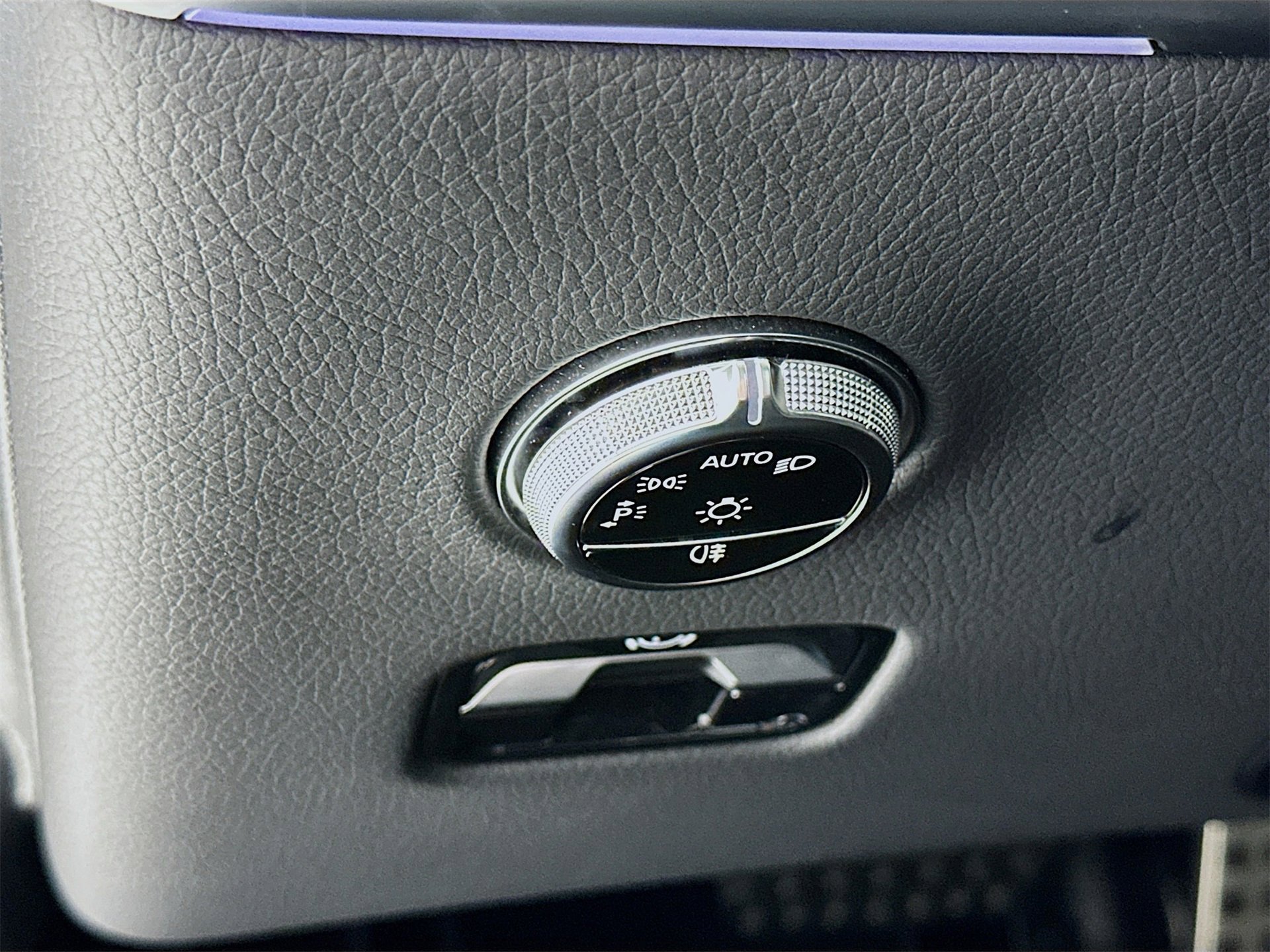 Used 2025 Mercedes-Benz GLC 300 4MATIC image 11