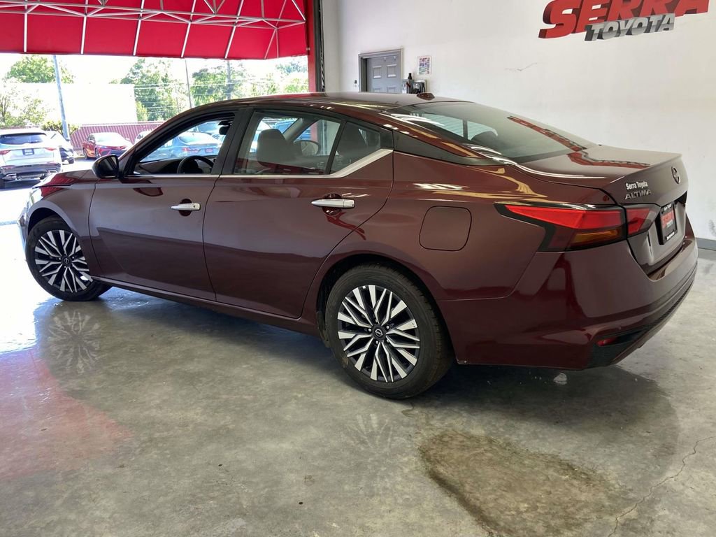 Used 2025 Nissan Altima 2.5 SV FWD image 5
