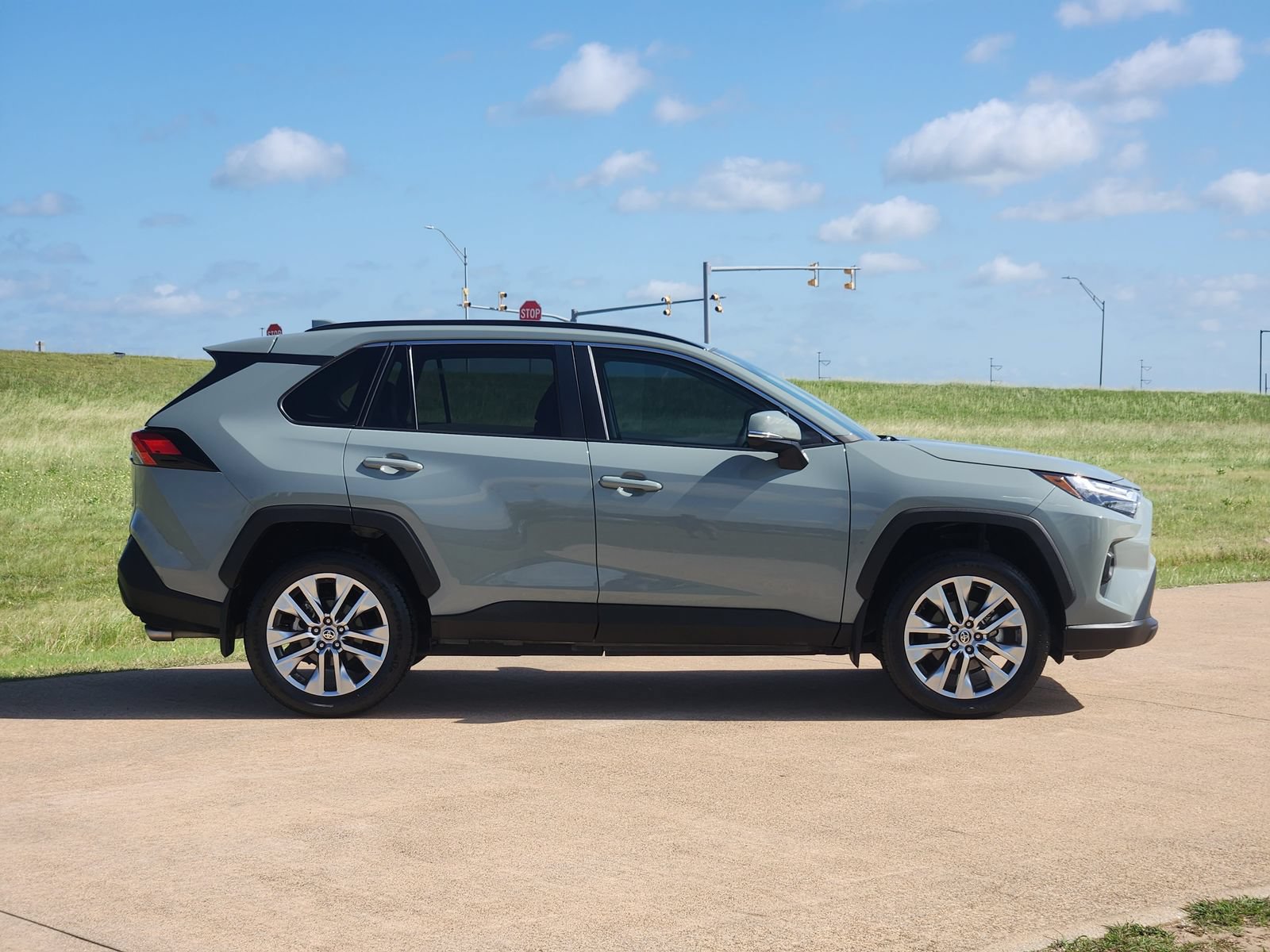 Used 2023 Toyota RAV4 XLE Premium FWD image 7