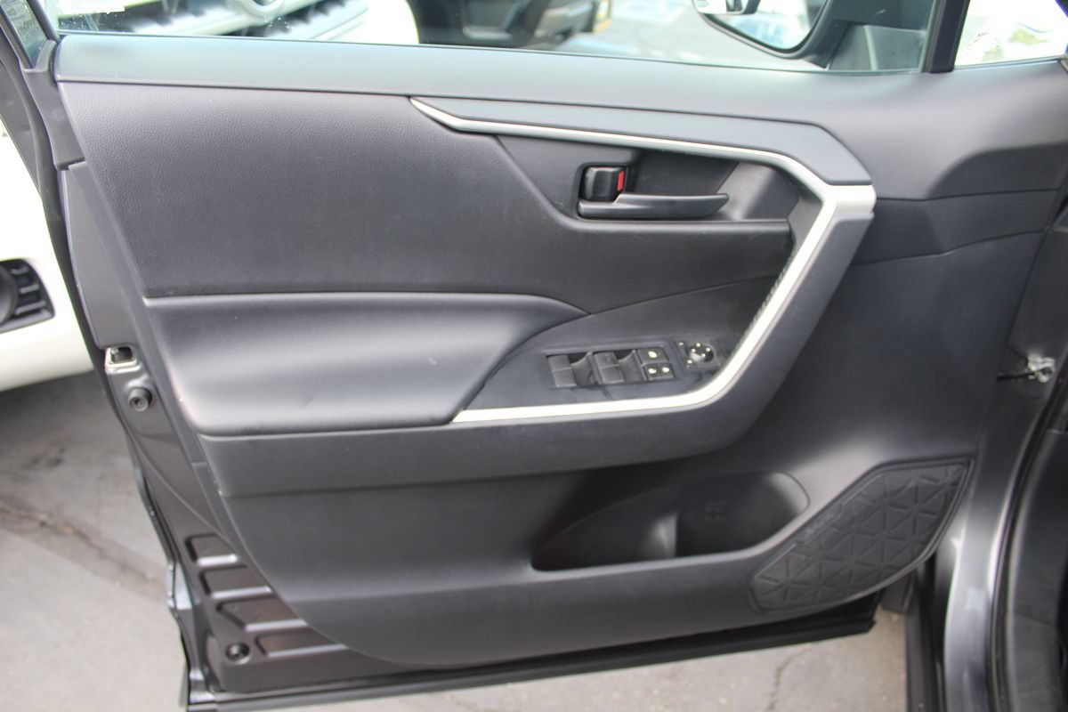 Used 2019 Toyota RAV4 LE w/ Carpet Mat Package FWD image 13