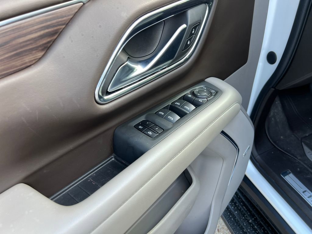 Used 2023 Chevrolet Suburban LT w/ Luxury Package RWD image 12