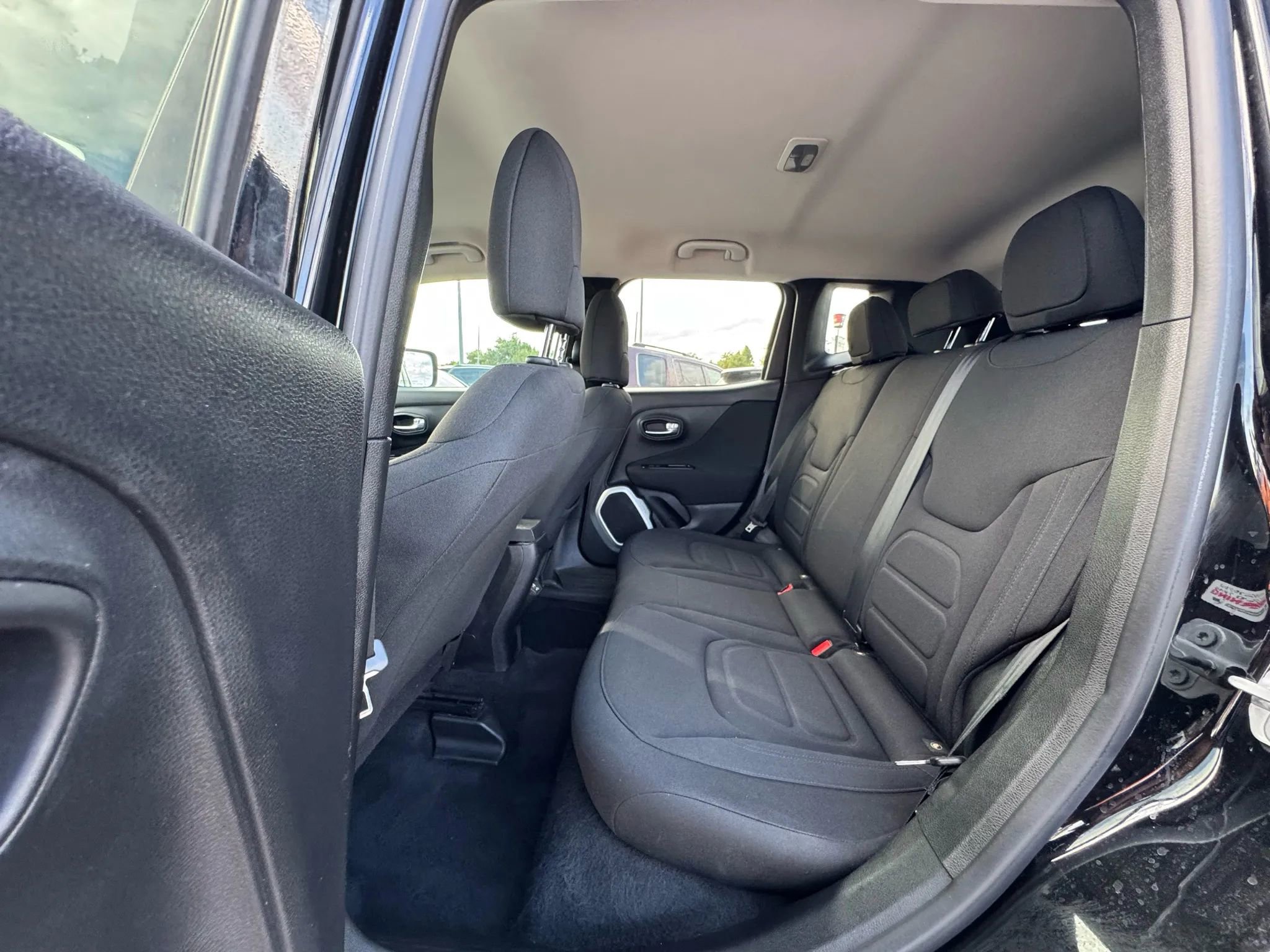 Used 2018 Jeep Renegade Latitude FWD image 15