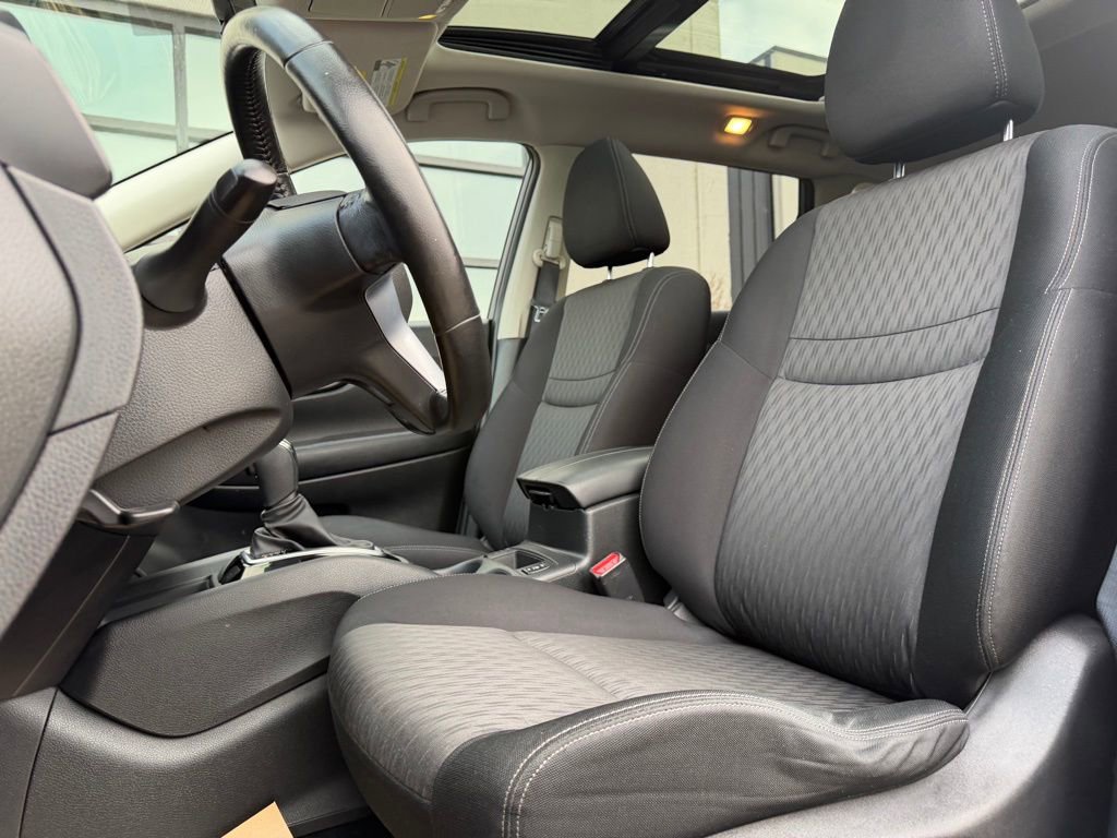 Used 2018 Nissan Rogue SV w/ Sun & Sound Touring Package image 10