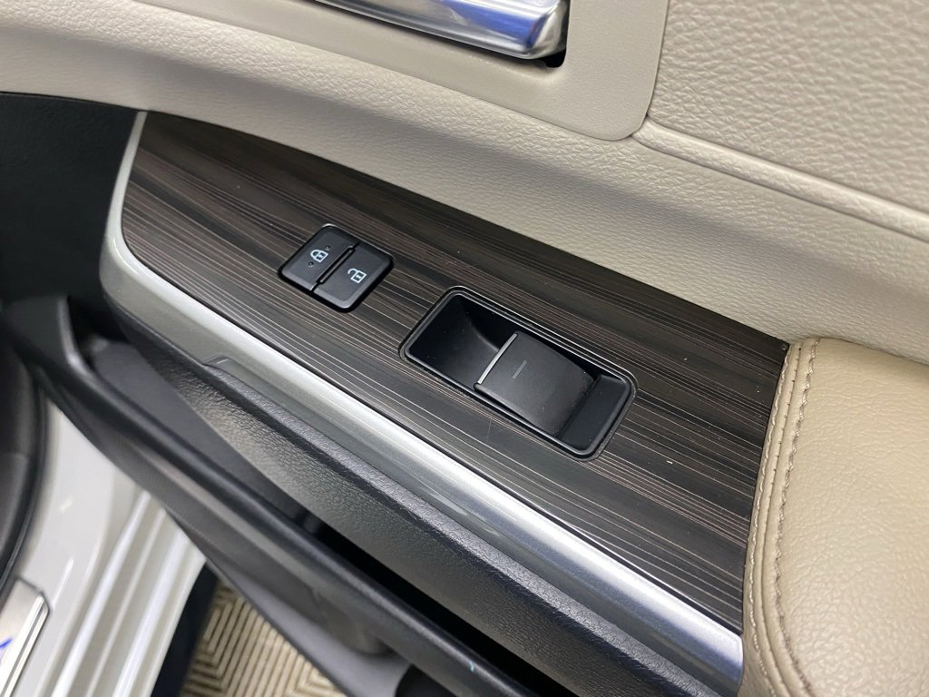 Used 2022 Toyota Sienna Limited image 17