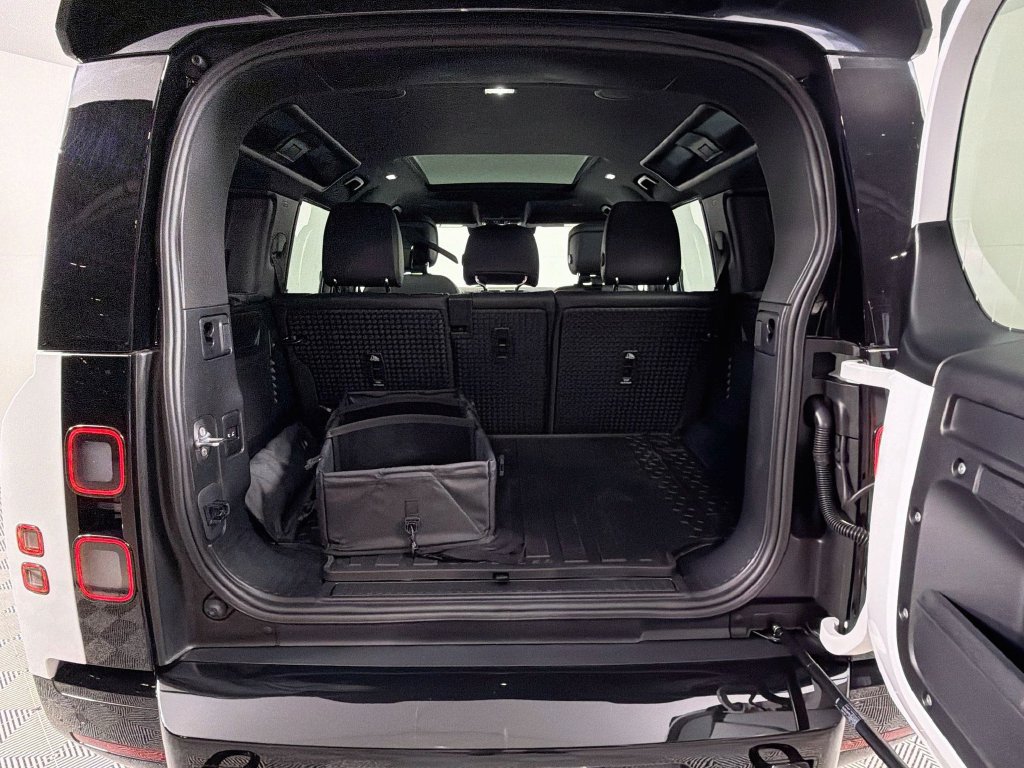 New 2026 Land Rover Defender 110 X-Dynamic SE AWD/4WD image 28
