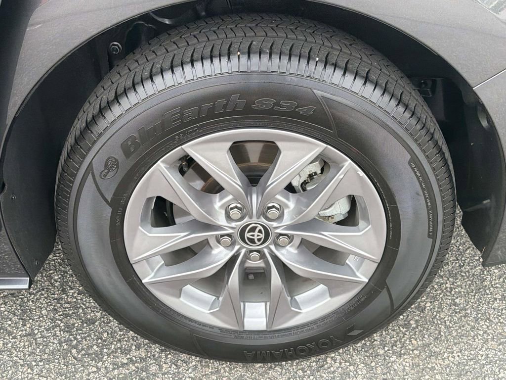 Used 2025 Toyota Sienna XLE image 31