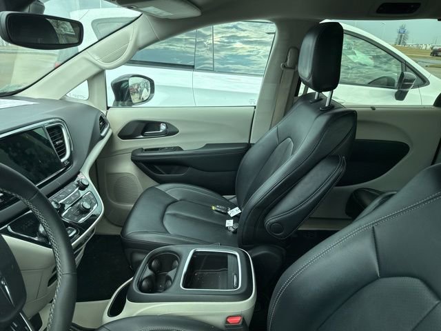 Used 2024 Chrysler Pacifica Touring-L image 29