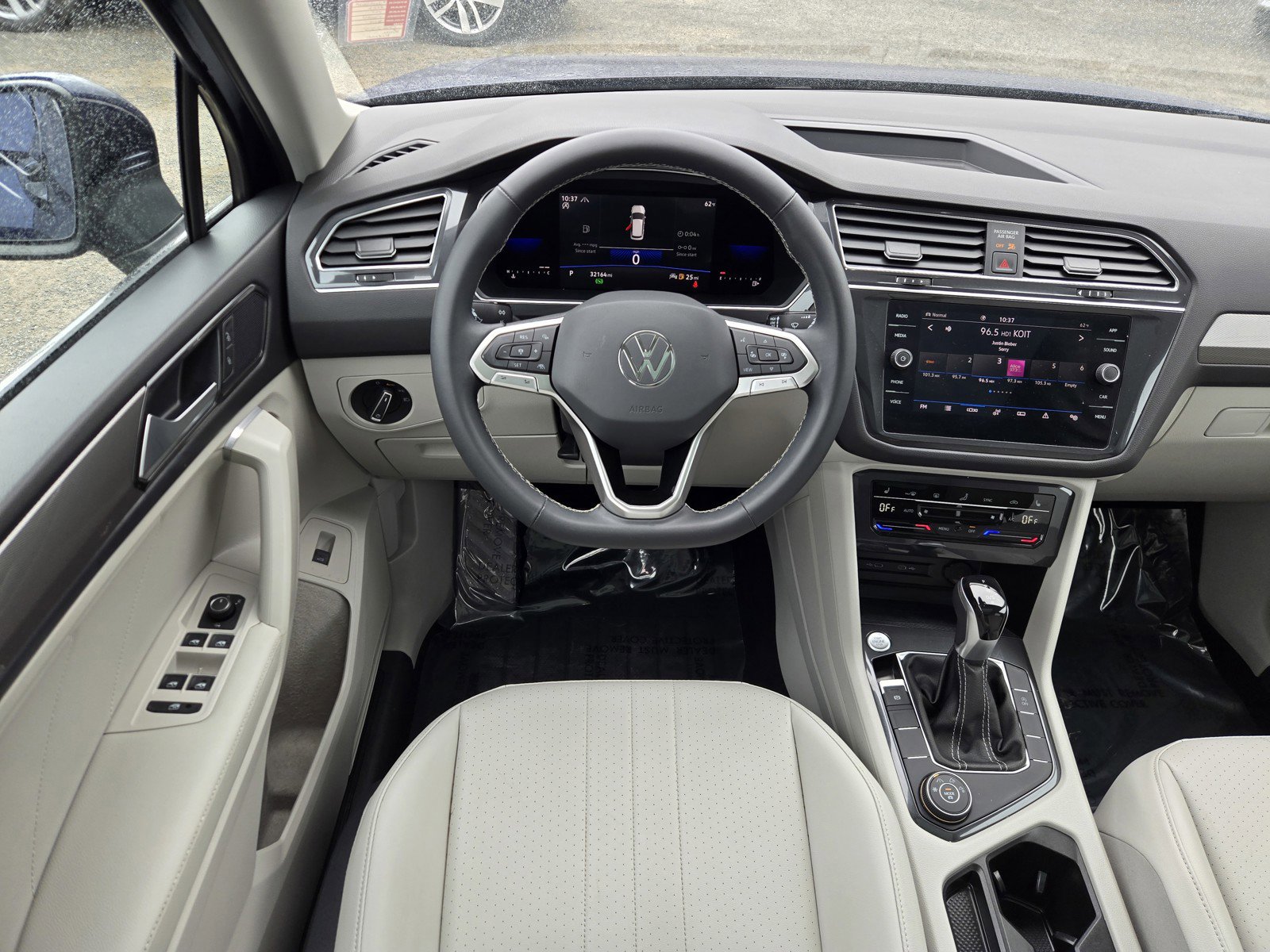 Used 2022 Volkswagen Tiguan SE w/ Panoramic Sunroof Package image 13