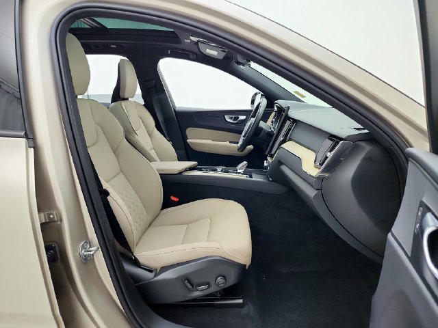 Certified 2026 Volvo XC60 B5 Plus AWD/4WD image 18