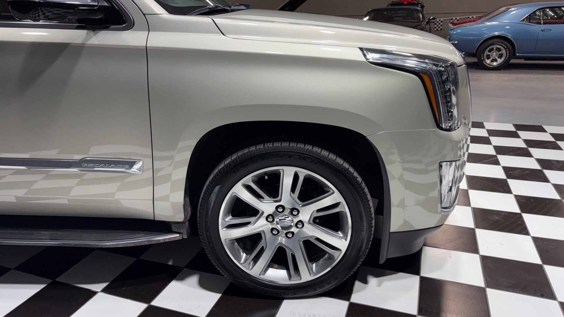 Used 2015 Cadillac Escalade Luxury image 22