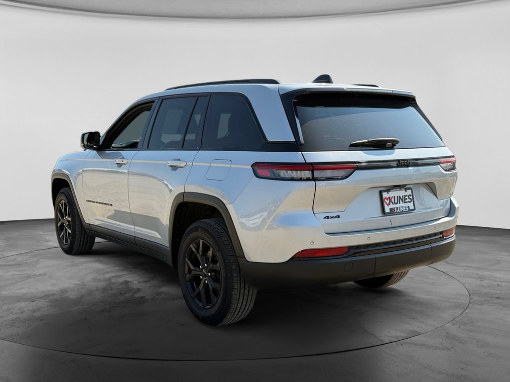 Used 2025 Jeep Grand Cherokee Altitude AWD/4WD image 8
