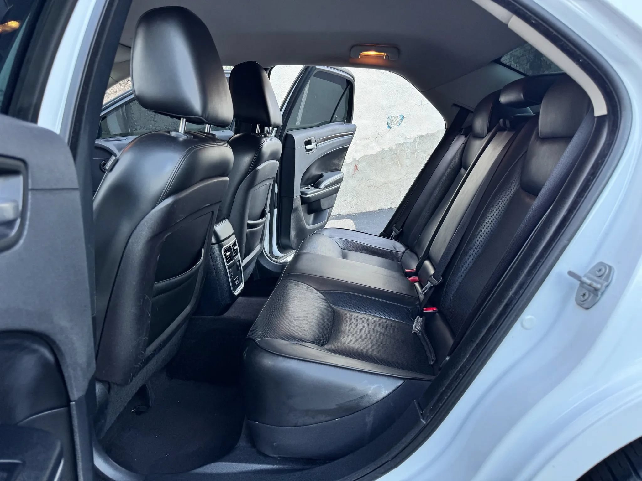 Used 2018 Chrysler 300 Limited RWD image 17