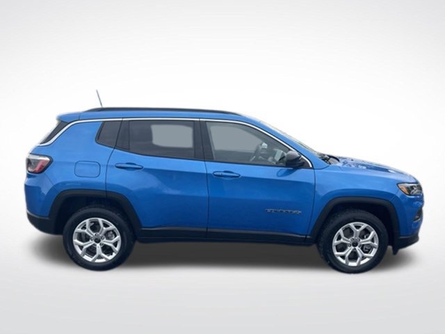 Used 2025 Jeep Compass Latitude w/ Convenience Group AWD/4WD image 4