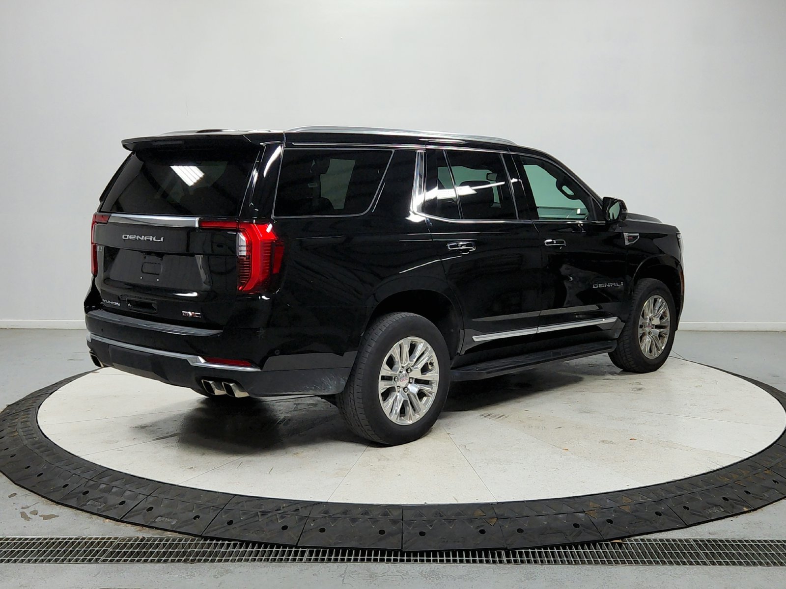 Used 2025 GMC Yukon Denali RWD image 8