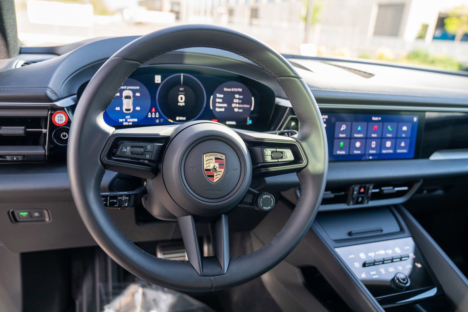 Certified 2025 Porsche Macan 4S Electric AWD/4WD image 14