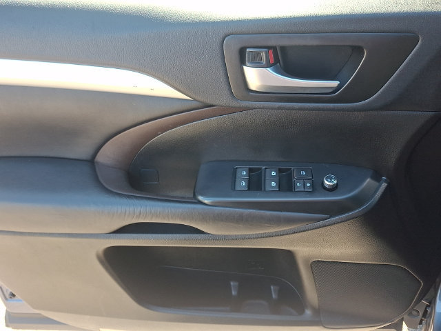 Used 2019 Toyota Highlander XLE AWD/4WD image 13