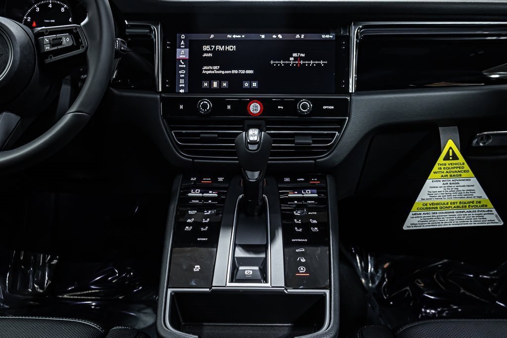 Certified 2025 Porsche Macan image 16