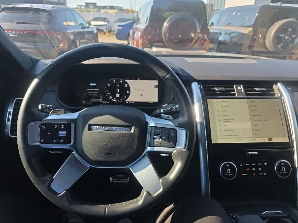 Used 2024 Land Rover Discovery Dynamic SE AWD/4WD image 3