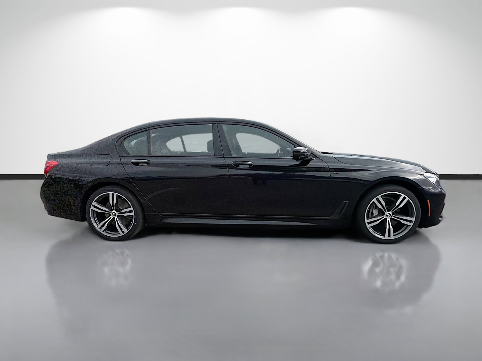 Used 2019 BMW 740i 740i w/ M Sport Package image 2