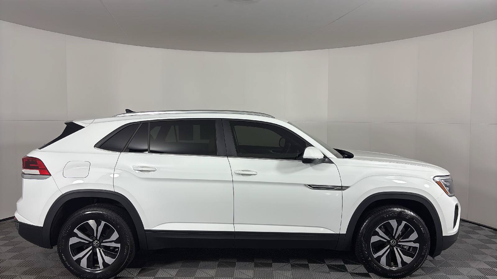 Certified 2025 Volkswagen Atlas Cross Sport SE FWD image 3