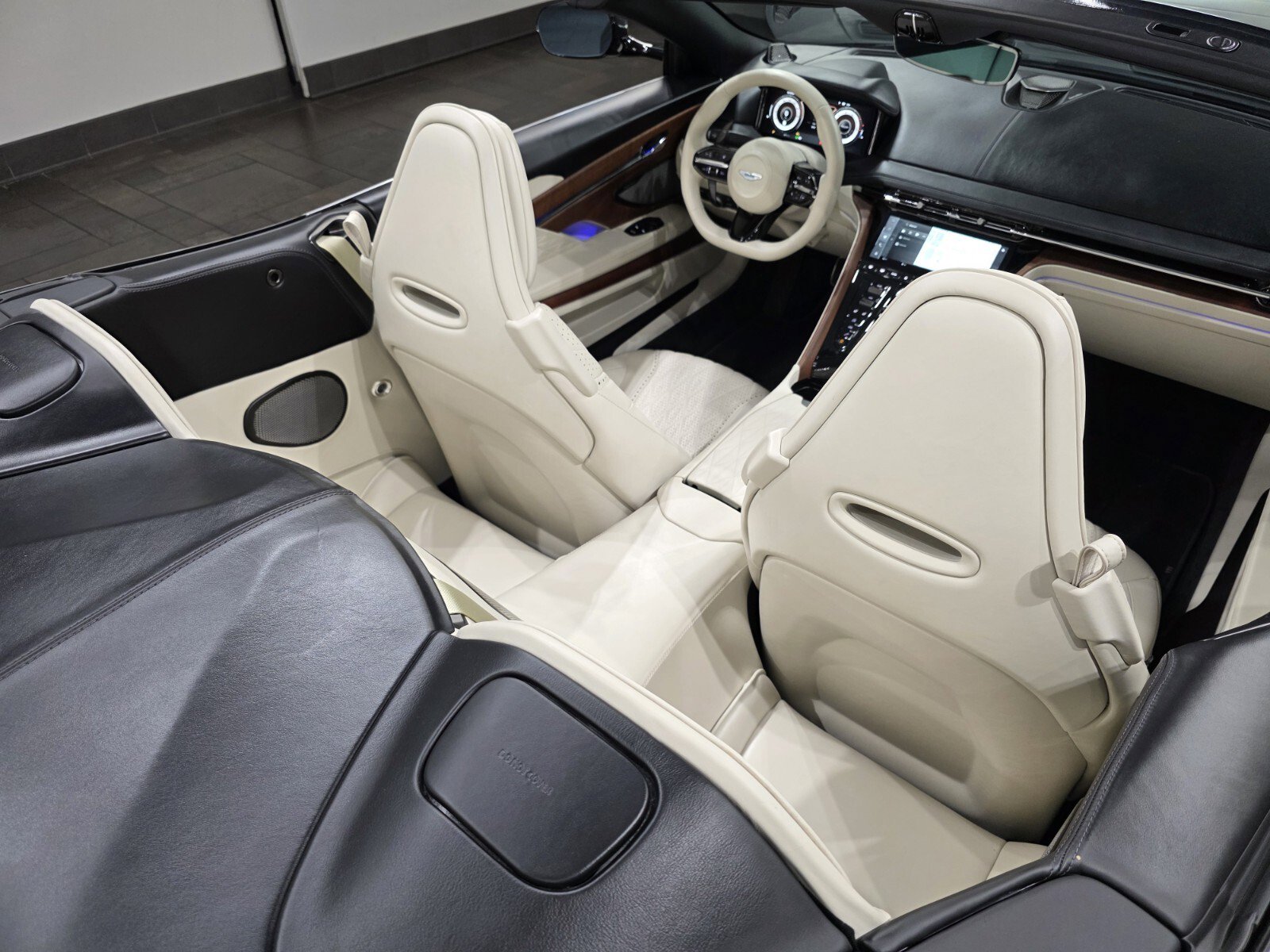 Used 2024 Aston Martin DB12 Volante image 19