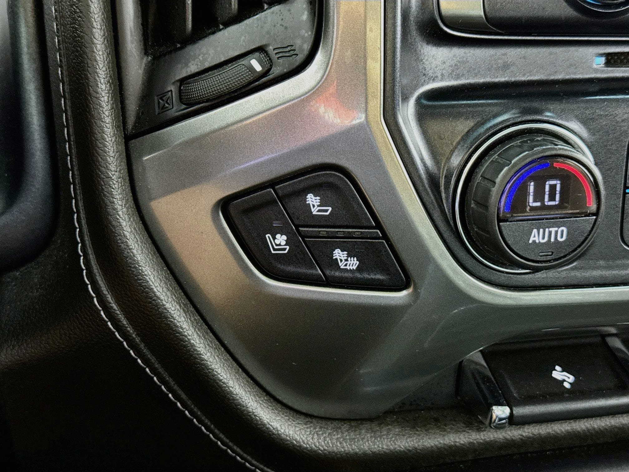 Used 2018 Chevrolet Silverado 1500 LTZ w/ Sport Package AWD/4WD image 4