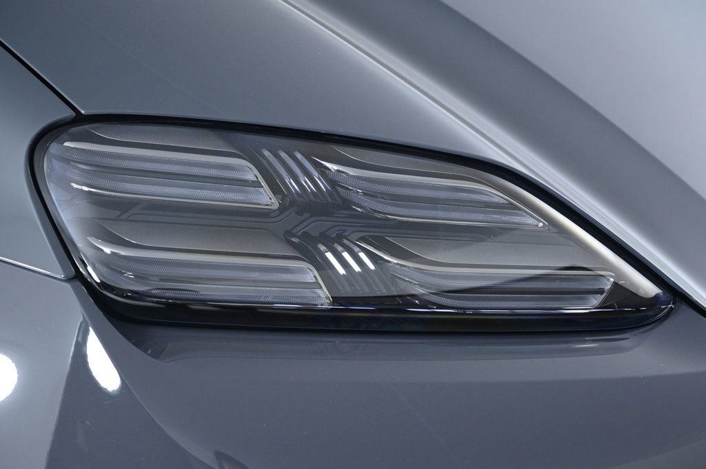 Certified 2025 Porsche Macan Electric image 10