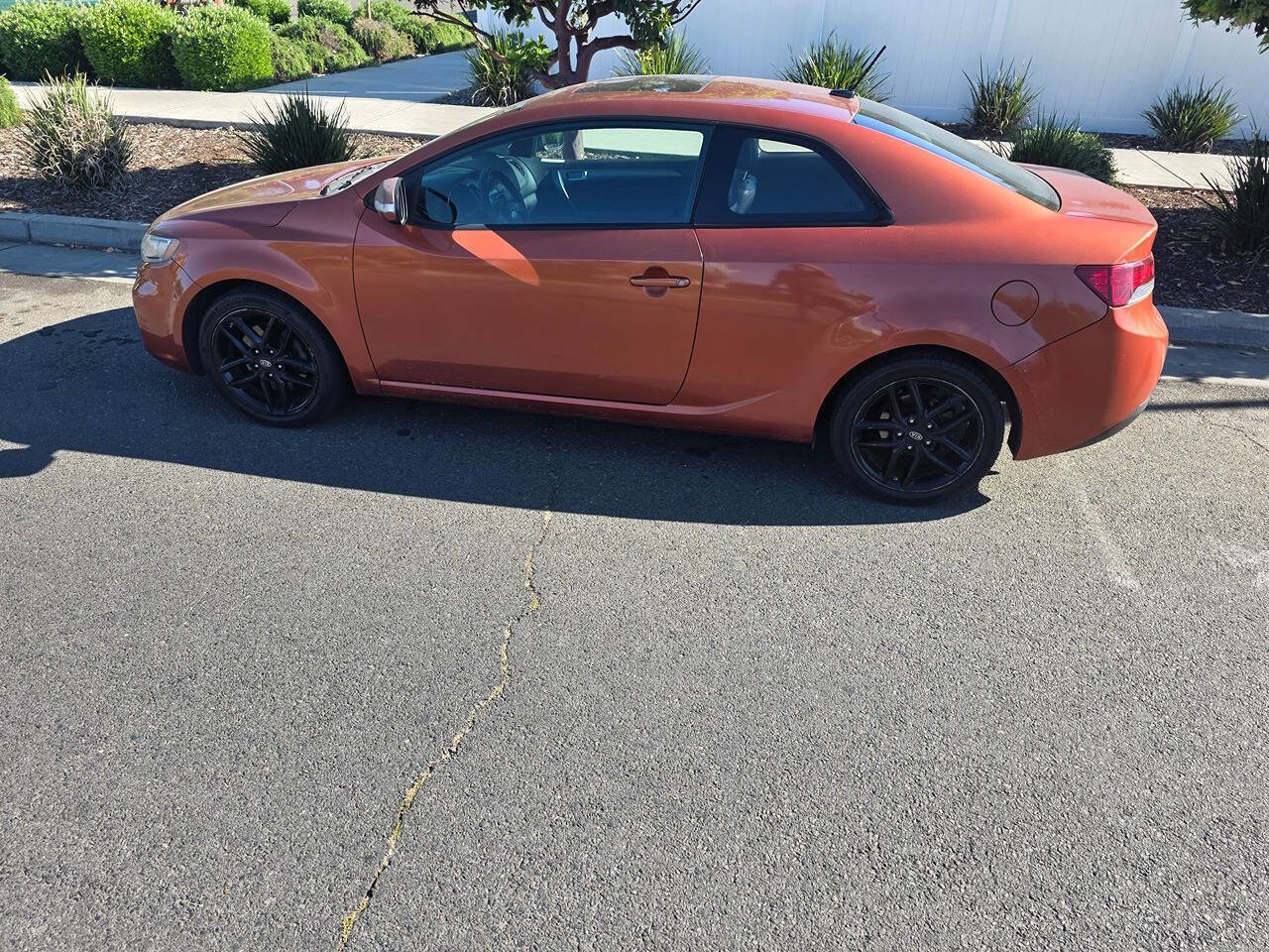 Used 2010 Kia Forte Koup SX w/ Leather Pkg FWD image 7