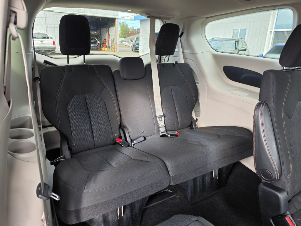 Used 2017 Chrysler Pacifica LX w/ Tire & Wheel Group FWD image 14