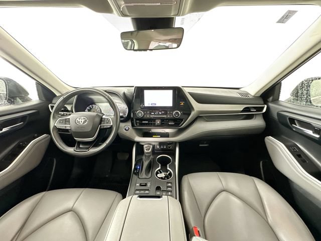 Used 2023 Toyota Highlander XLE AWD/4WD image 3