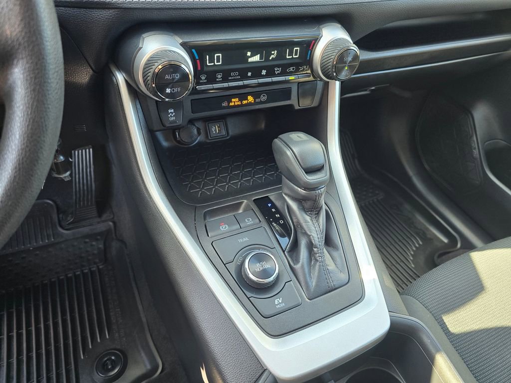 Used 2023 Toyota RAV4 LE AWD/4WD image 21