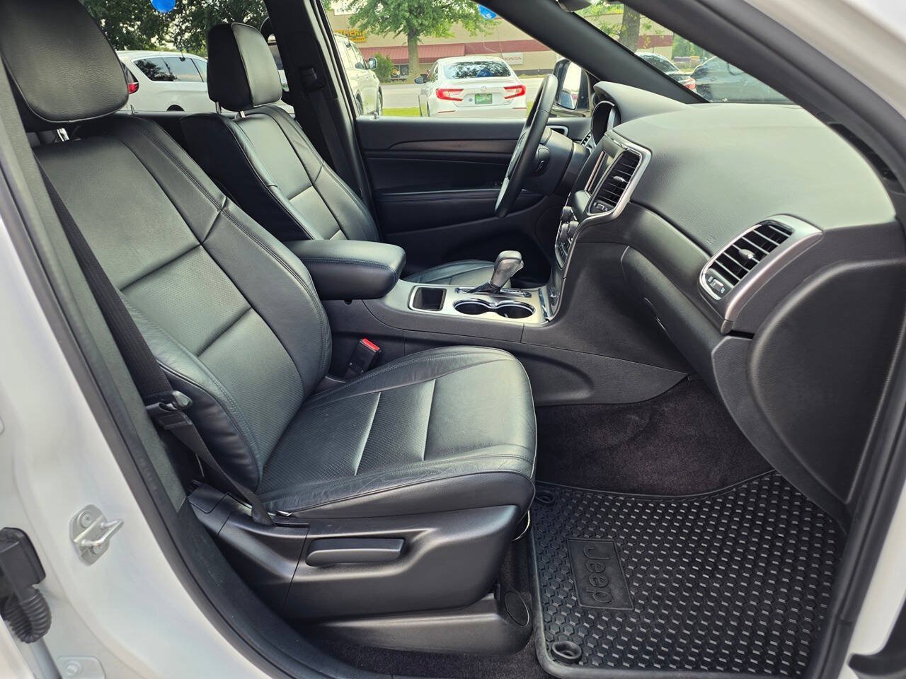 Used 2018 Jeep Grand Cherokee Laredo AWD/4WD image 21