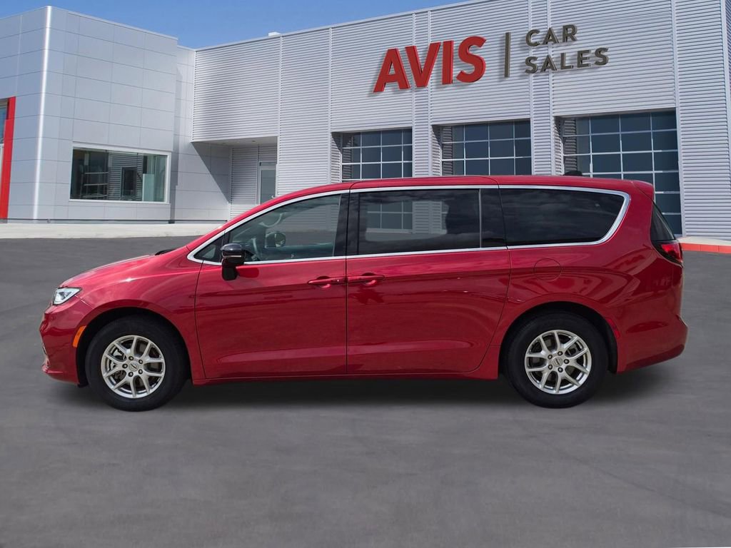 Used 2025 Chrysler Pacifica Select FWD image 10