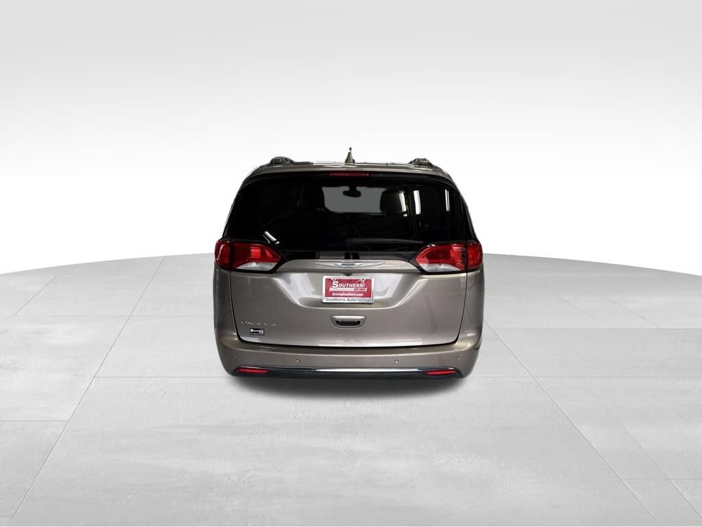 Used 2017 Chrysler Pacifica Touring-L FWD image 4