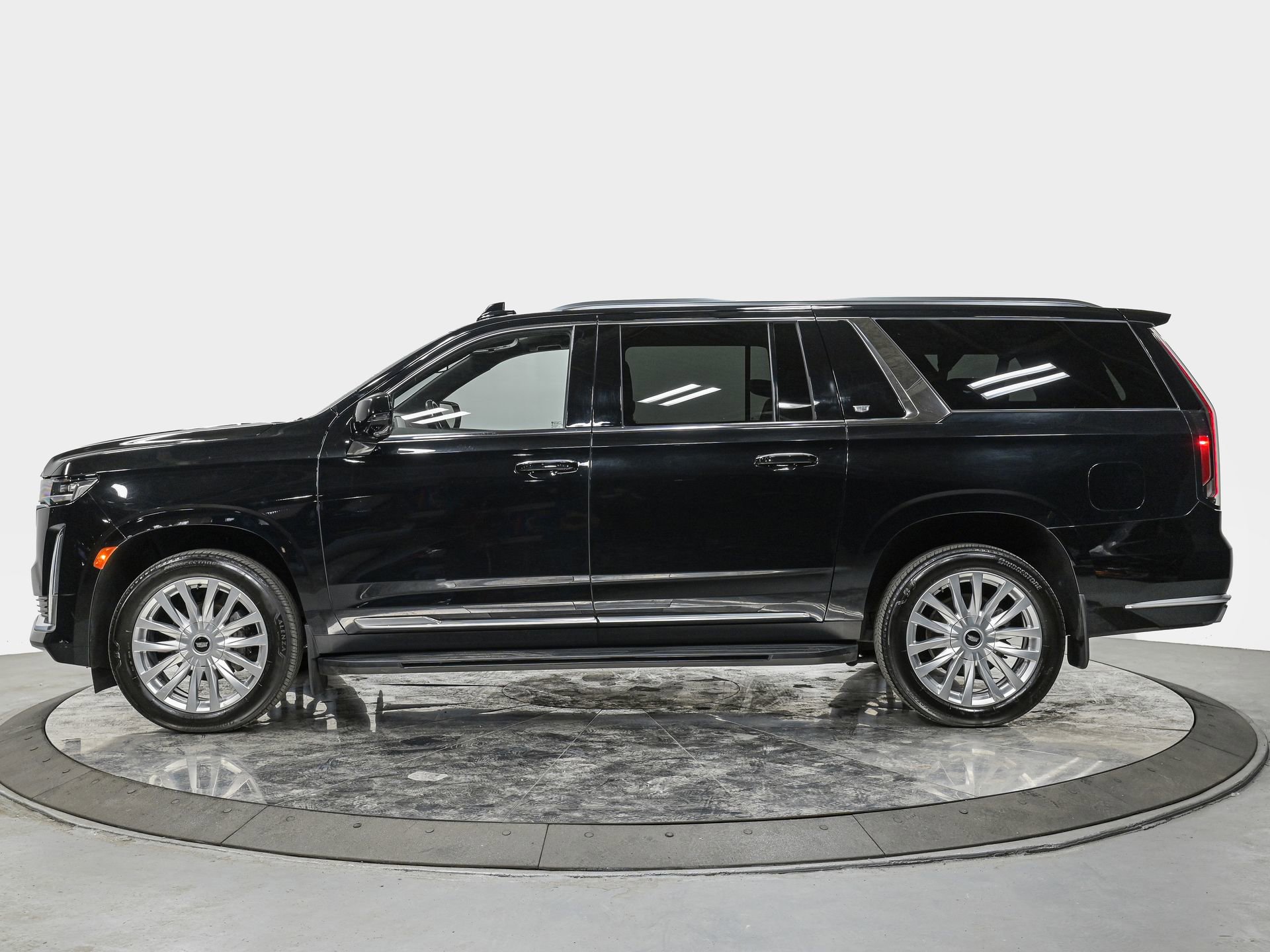 Used 2023 Cadillac Escalade ESV Luxury image 2